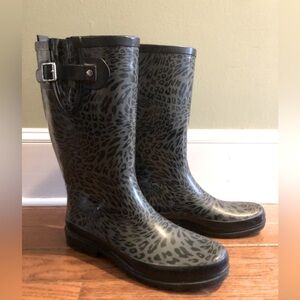 Super fun Western Chief Leopard Print Rain Boots